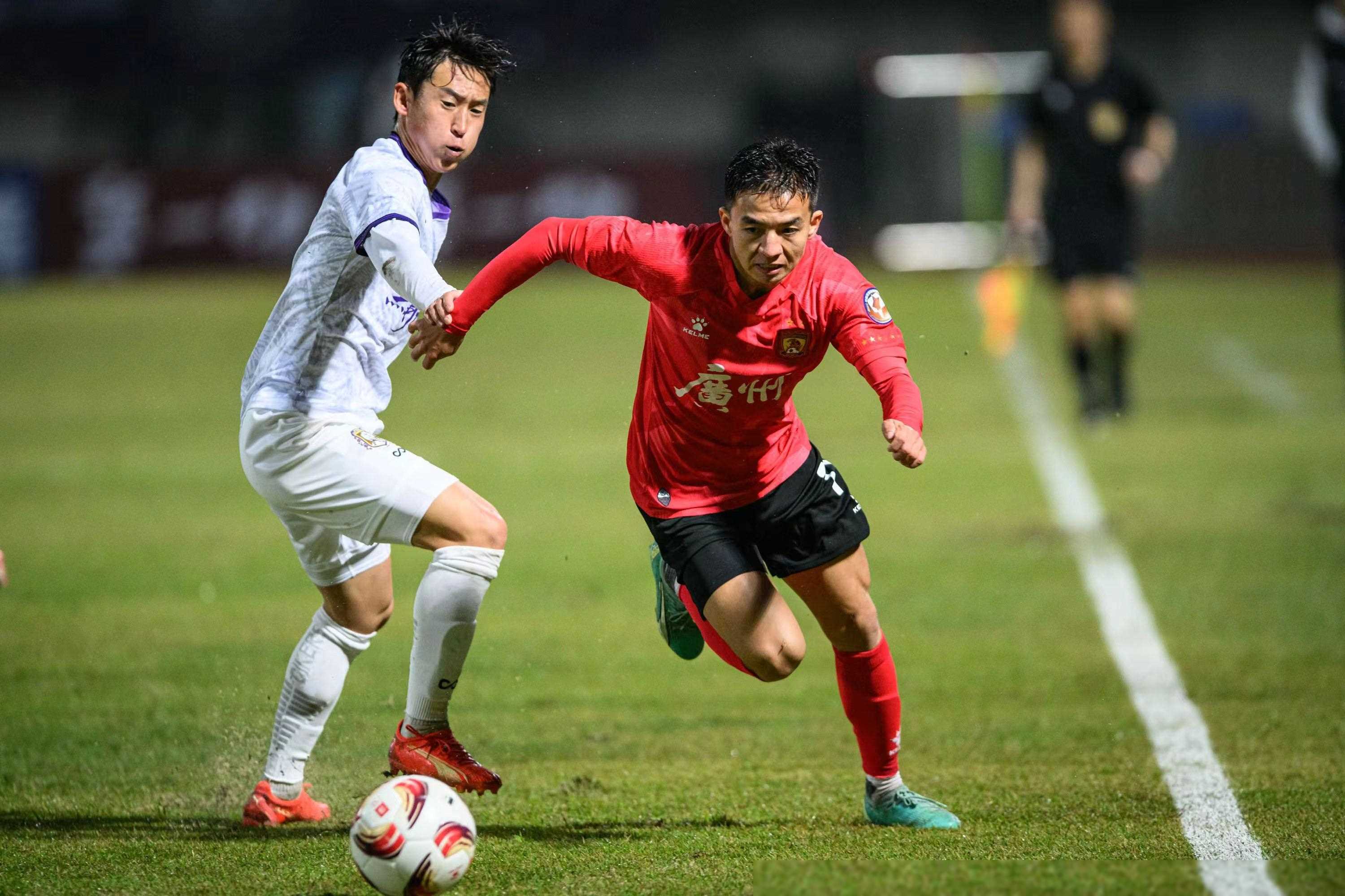 爱游戏体育-从风云突变广州队冲刺阶段复出首秀到莎拉波娃在切尔西比赛中战术调整，多伦多猛龙再遭质疑备战CBA常规赛